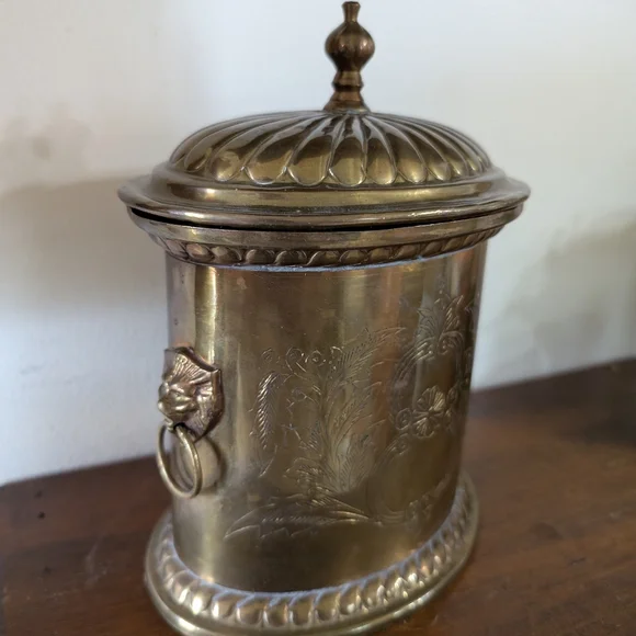 Vintage Brass Lidded Container Biscuit Storage Lions Head Handles Victorian - Picture 3 of 17